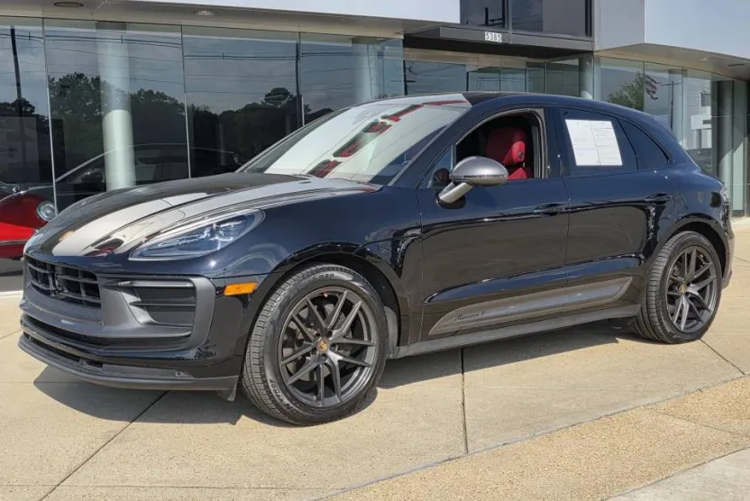 2023 Porsche Macan T photo 1
