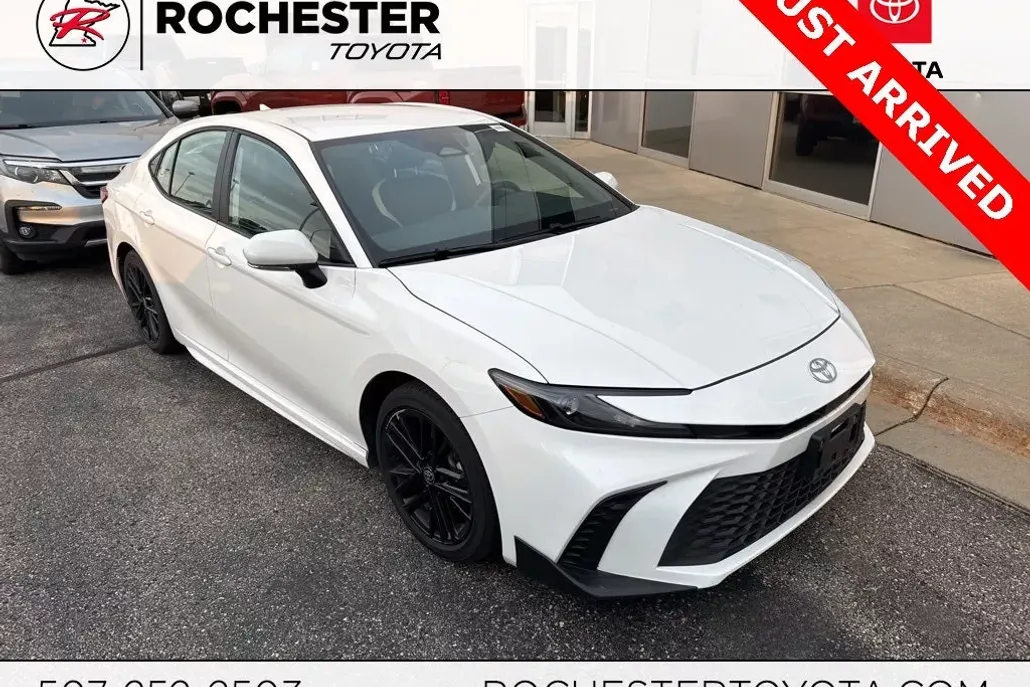 2025 Toyota Camry SE photo 1