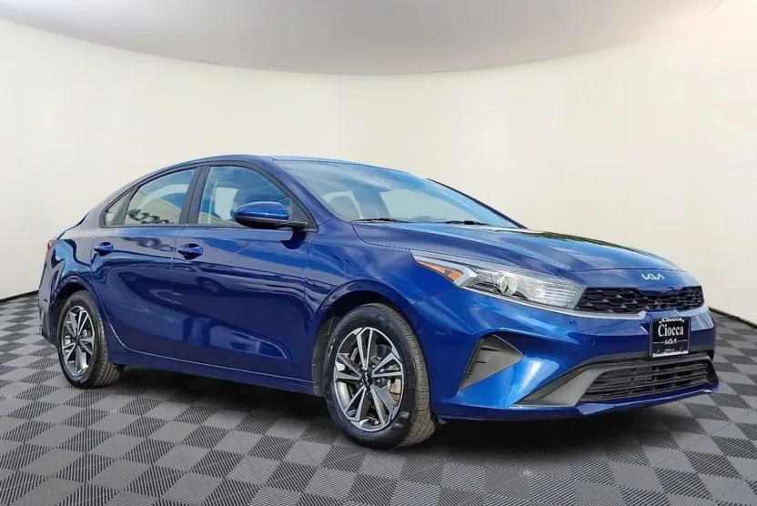 2023 Kia Forte LXS photo 1