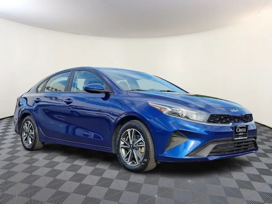 2023 Kia Forte LXS photo 1