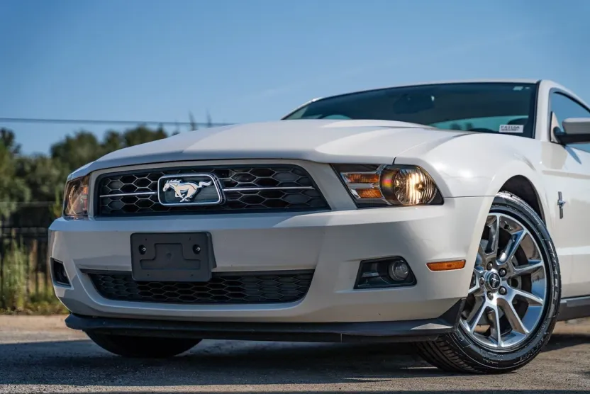2011 Ford Mustang V6 Premium photo 1