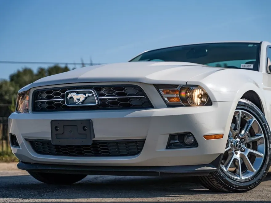 2011 Ford Mustang V6 Premium photo 1