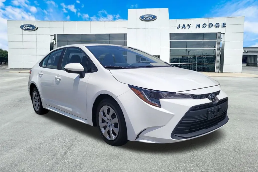 2023 Toyota Corolla LE photo 1