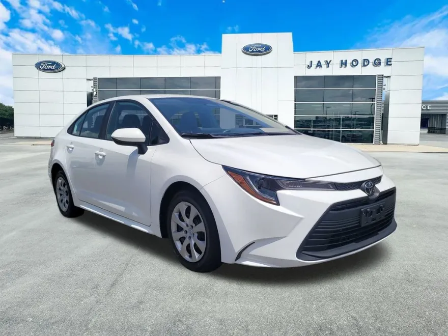 2023 Toyota Corolla LE photo 1