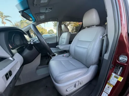 2015 Toyota Sienna LE photo 4