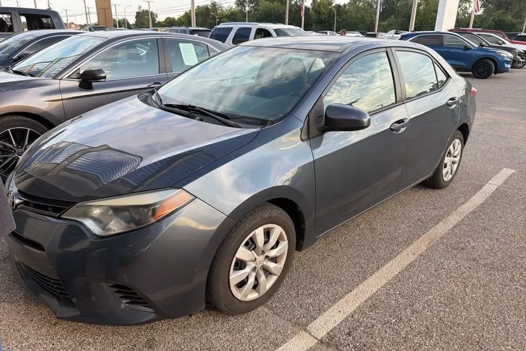 2015 Toyota Corolla LE photo 1