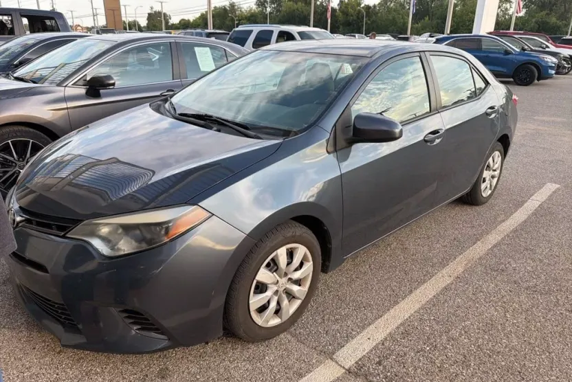 2015 Toyota Corolla LE photo 1