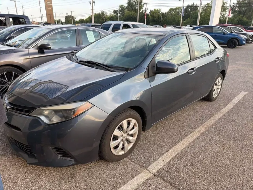 2015 Toyota Corolla LE photo 1