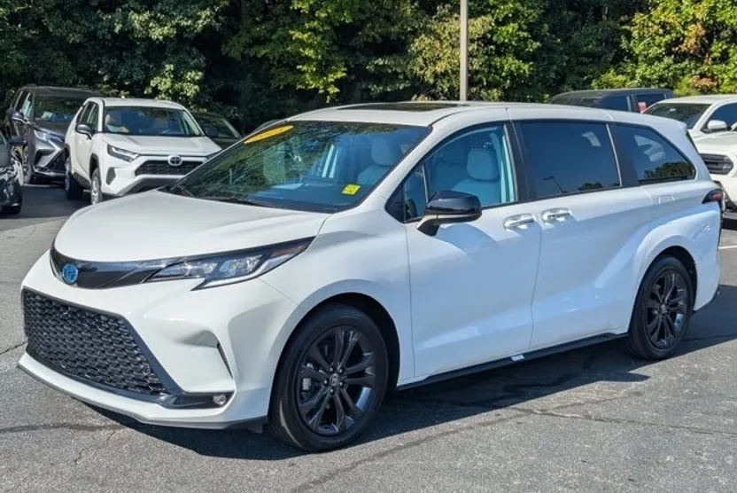 2025 Toyota Sienna XSE photo 1