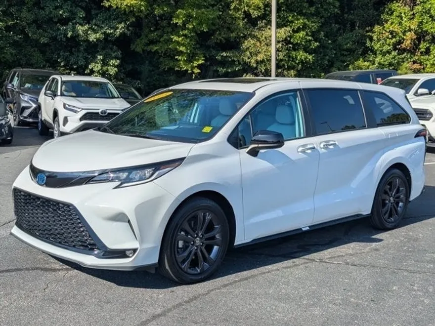 2025 Toyota Sienna XSE photo 1