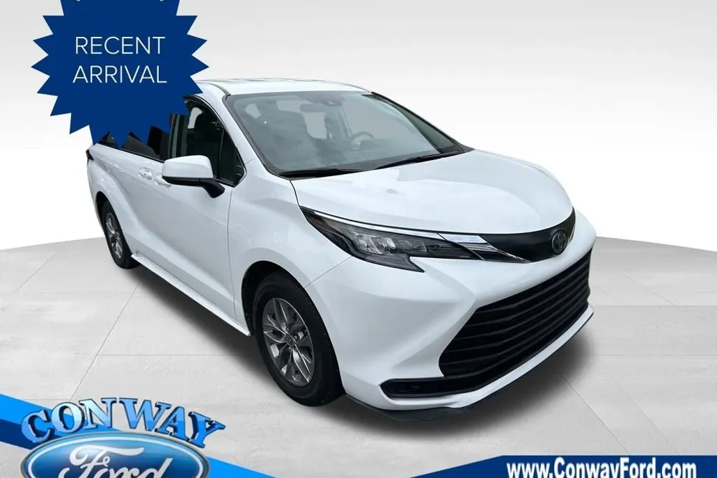 2024 Toyota Sienna LE photo 1