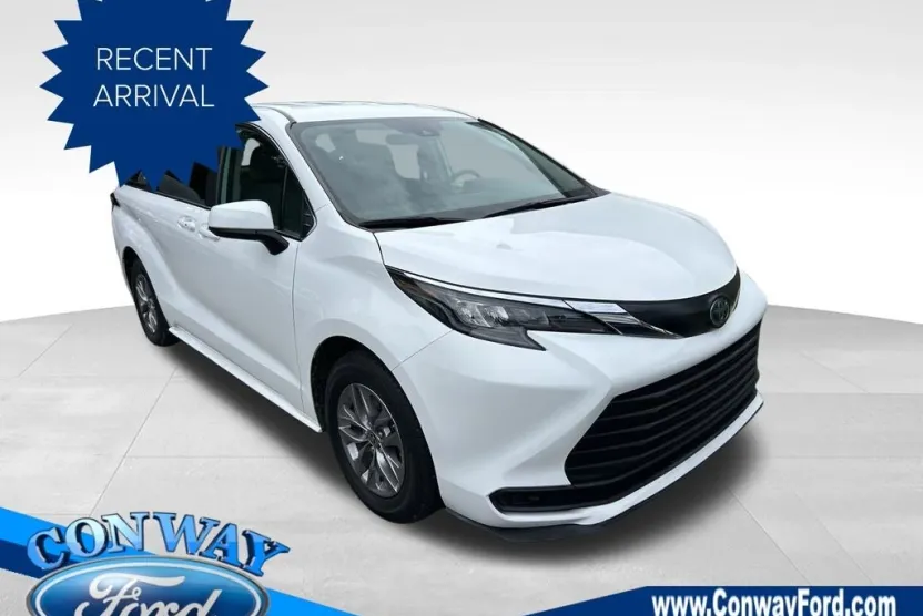 2024 Toyota Sienna LE photo 1
