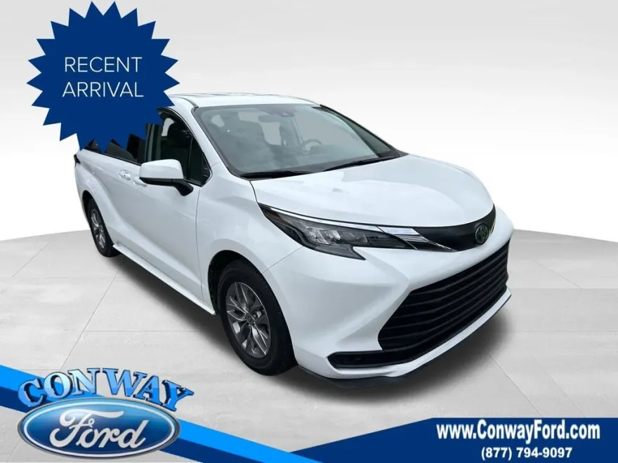 2024 Toyota Sienna LE photo 1