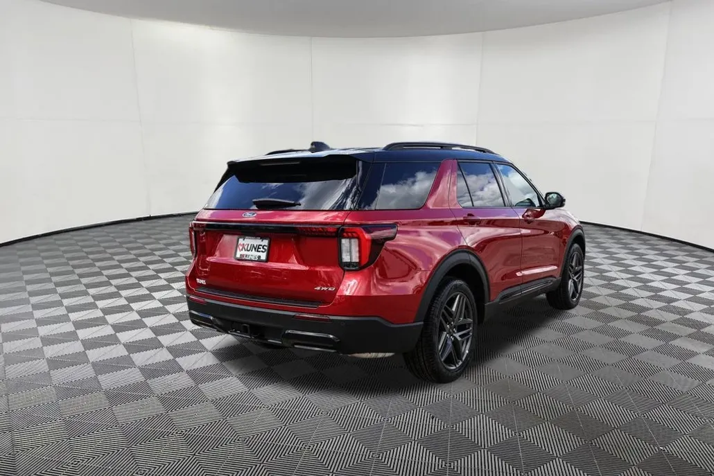2025 Ford Explorer ST-Line photo 1
