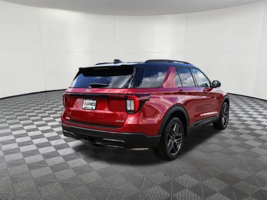 2025 Ford Explorer ST-Line photo 1