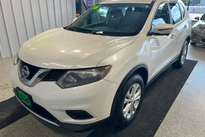 2016 Nissan Rogue SV photo 1