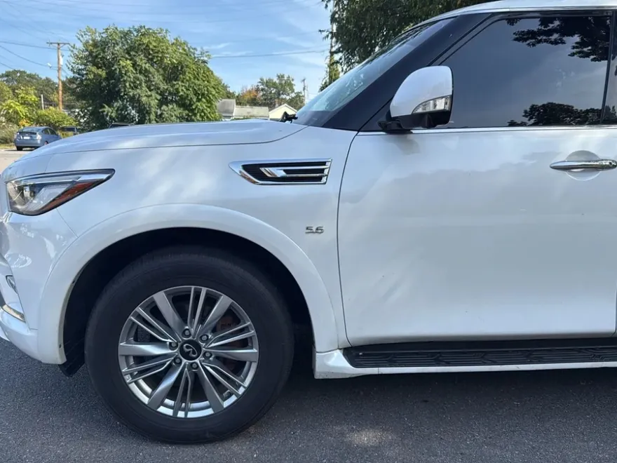 2019 Infiniti QX80 Luxe photo 1