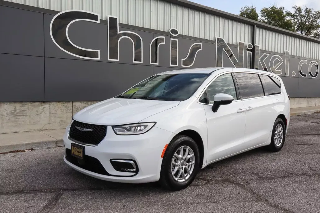 2023 Chrysler Pacifica Touring L photo 1
