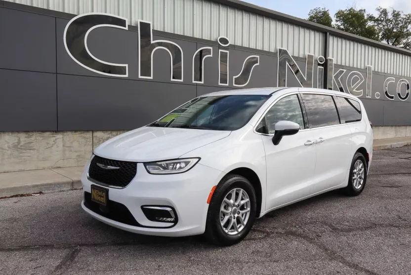 2023 Chrysler Pacifica Touring L photo 1