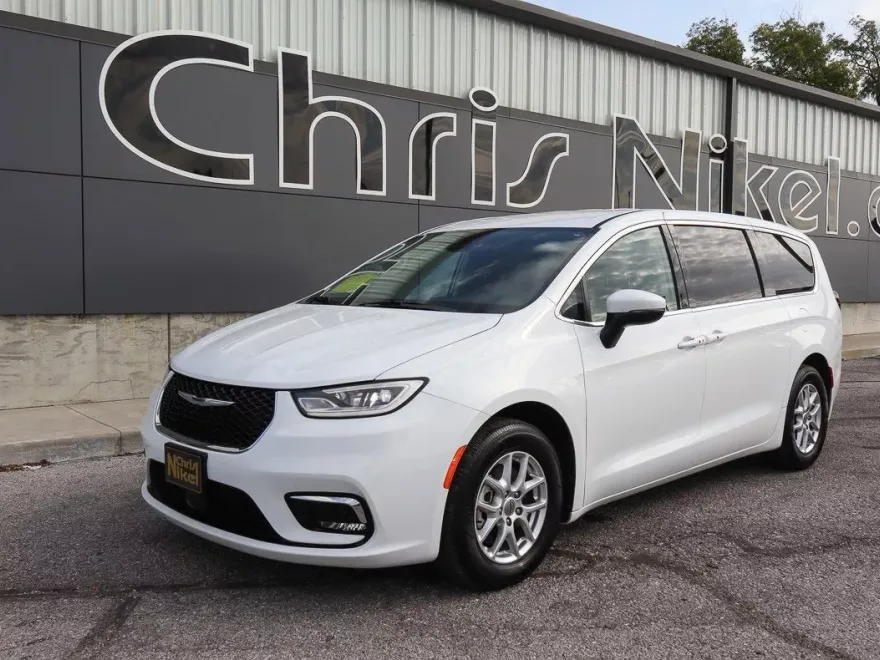 2023 Chrysler Pacifica Touring L photo 1