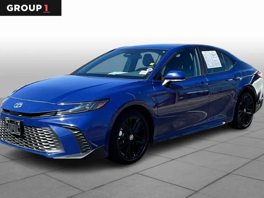2025 Toyota Camry Hybrid SE photo 1
