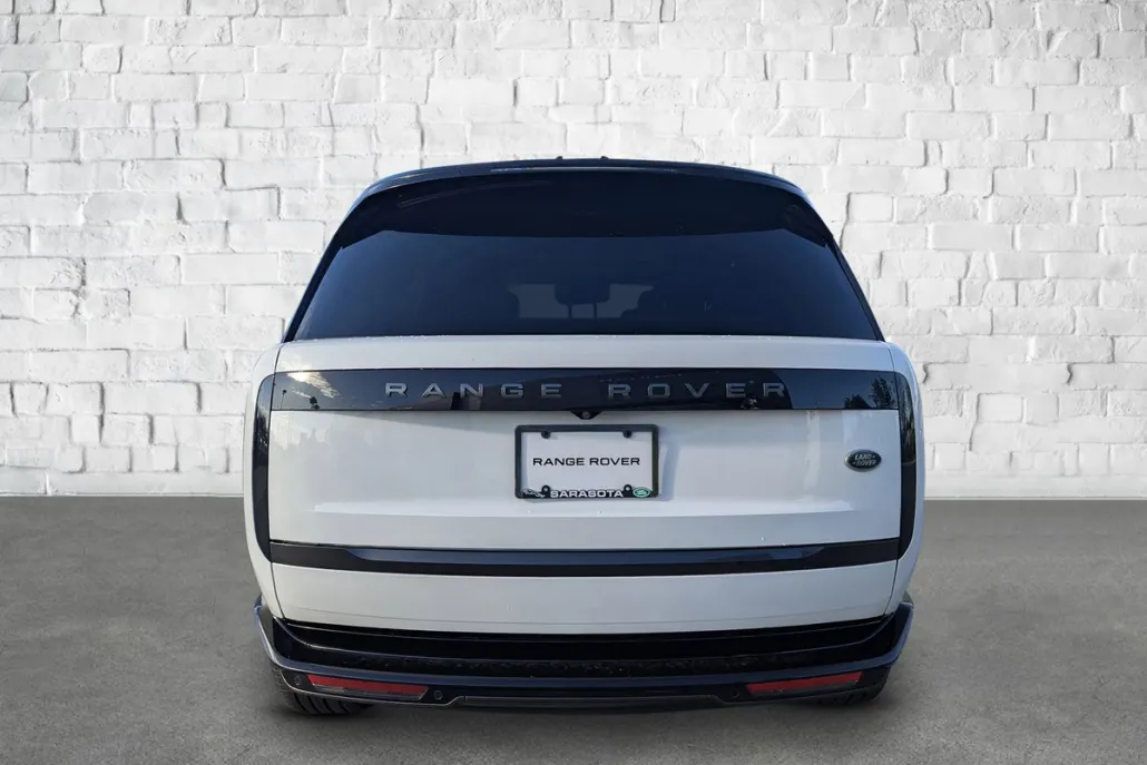 2023 Land Rover Range Rover SE photo 1