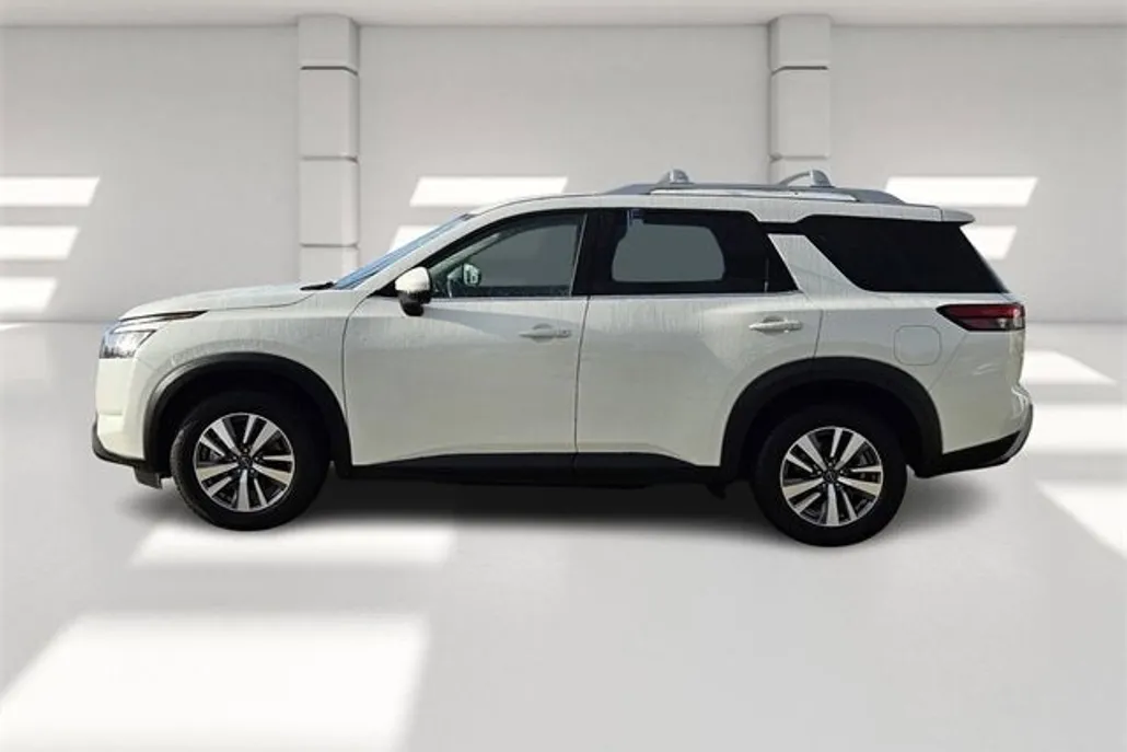 2023 Nissan Pathfinder SL photo 1