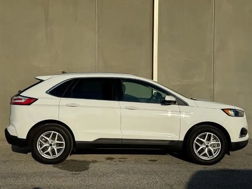 2022 Ford Edge SEL photo 1