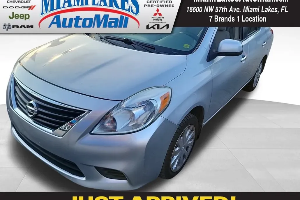 2012 Nissan Versa SV photo 1