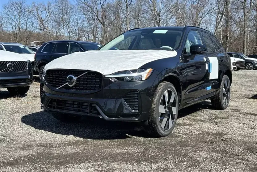 2025 Volvo XC60 Hybrid T8 Plus photo 1