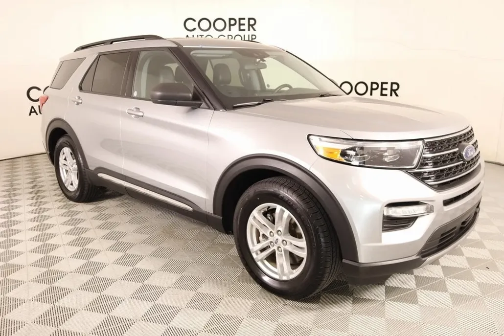 2023 Ford Explorer XLT photo 1