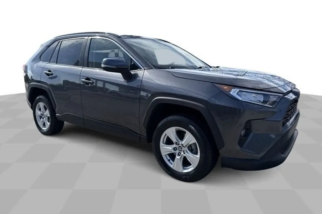 2021 Toyota RAV4 XLE photo 1