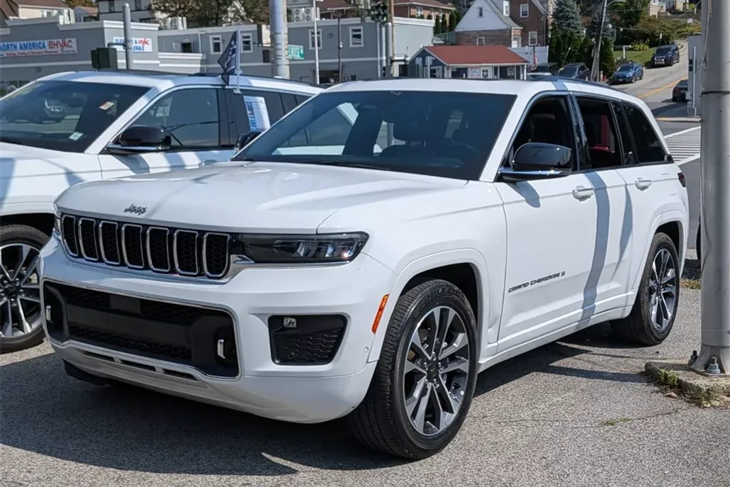 2022 Jeep Grand Cherokee Overland photo 1