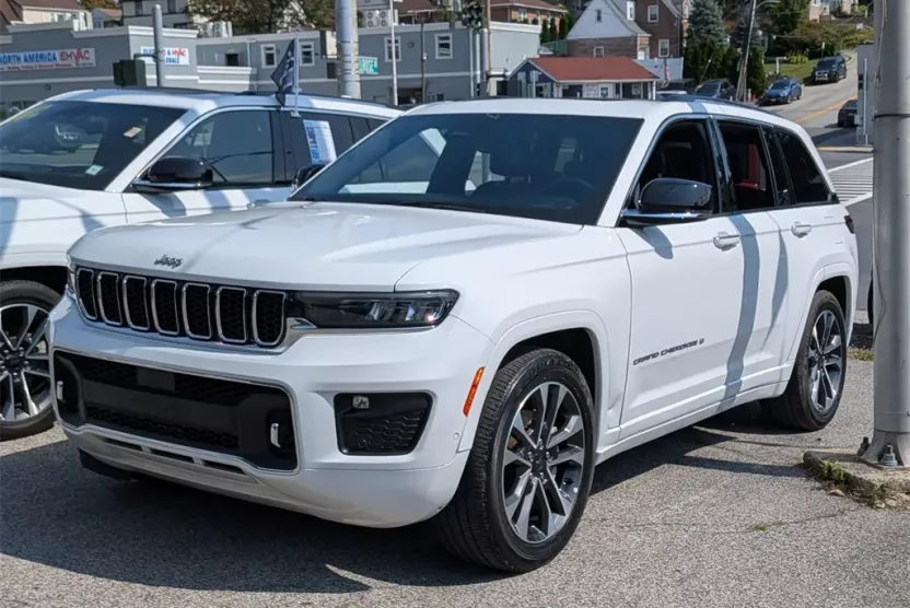 2022 Jeep Grand Cherokee Overland photo 1