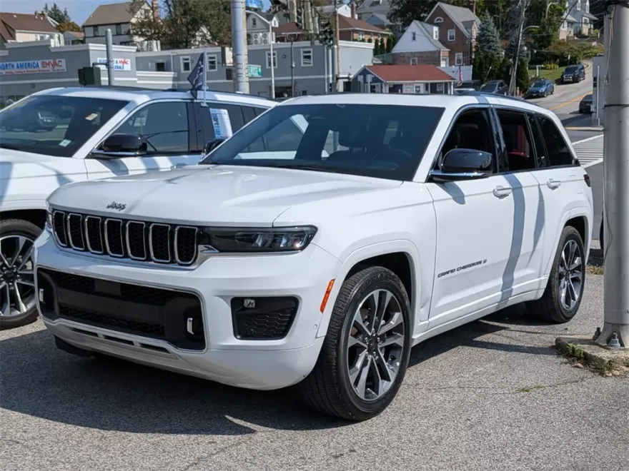 2022 Jeep Grand Cherokee Overland photo 1