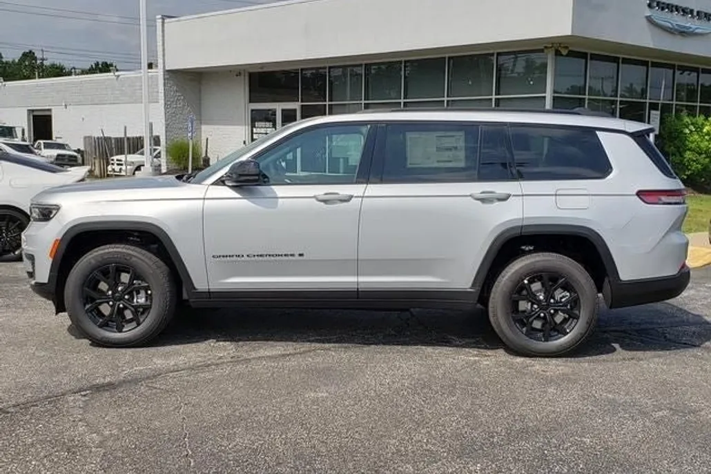 2025 Jeep Grand Cherokee Altitude photo 1