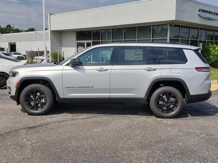 2025 Jeep Grand Cherokee Altitude photo 1