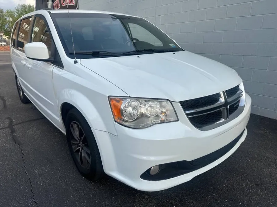 2017 Dodge Grand Caravan SXT photo 1