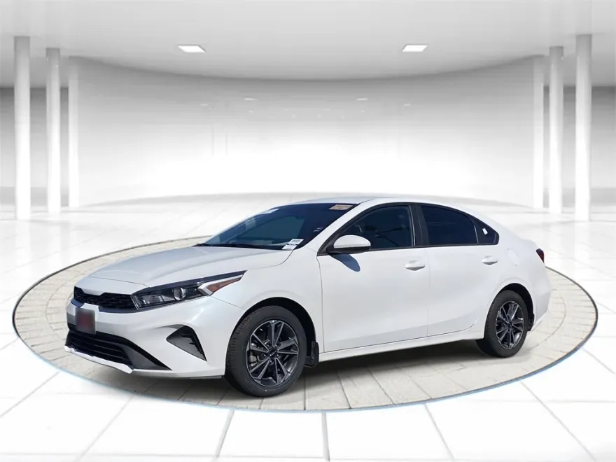 2024 Kia Forte LXS photo 1