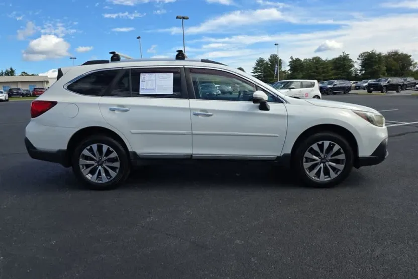 2018 Subaru Outback Touring photo 1