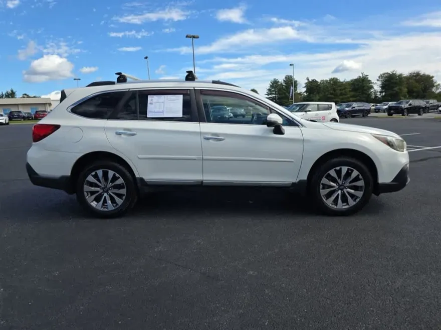 2018 Subaru Outback Touring photo 1