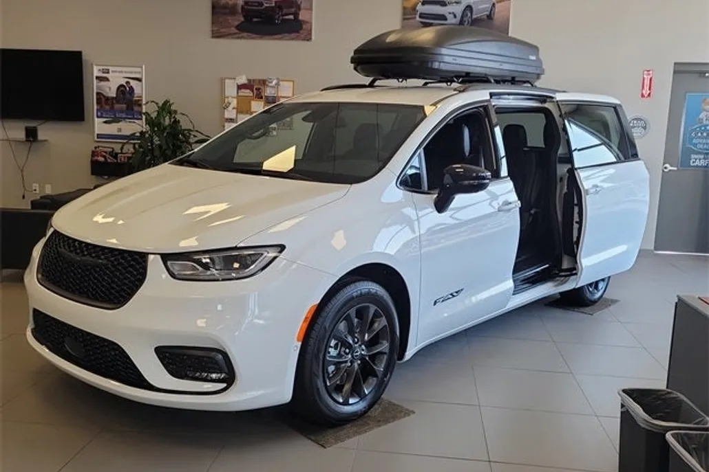2025 Chrysler Pacifica photo 1