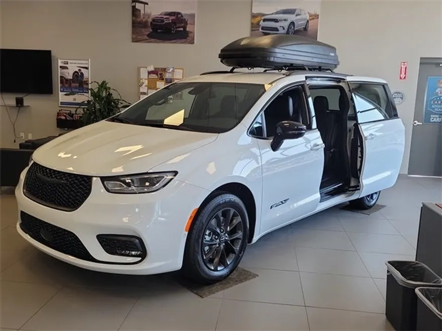 2025 Chrysler Pacifica photo 1