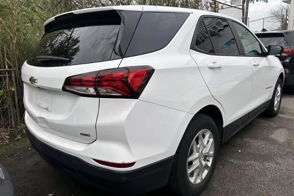 2022 Chevrolet Equinox LS photo 1