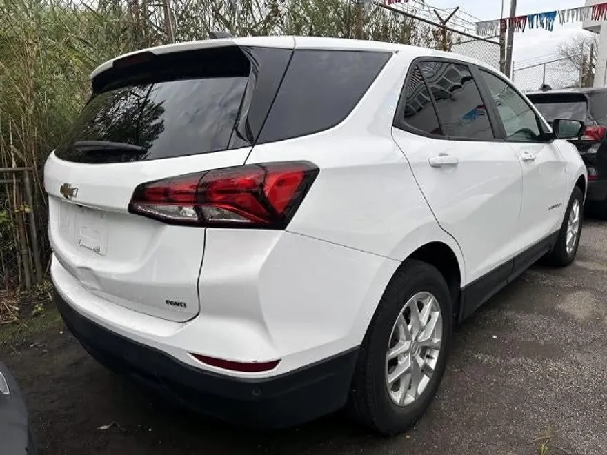 2022 Chevrolet Equinox LS photo 1