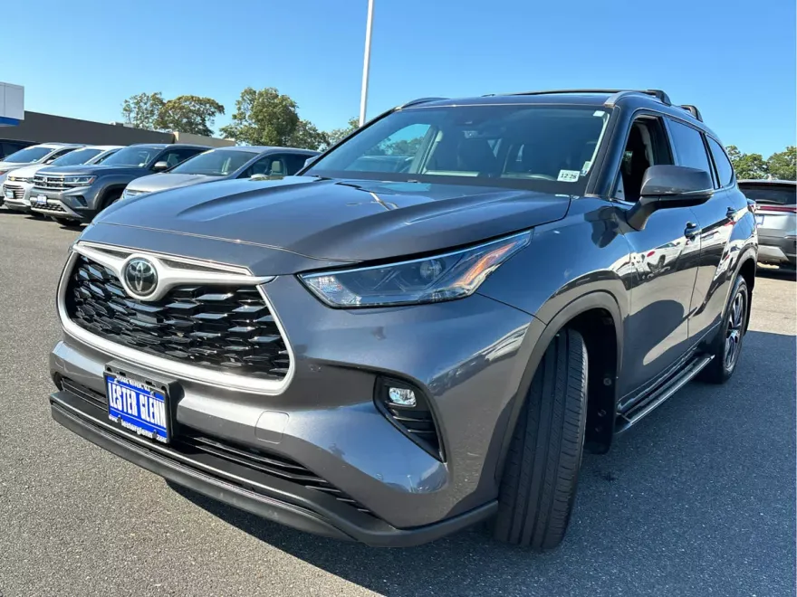 2022 Toyota Highlander XLE photo 1