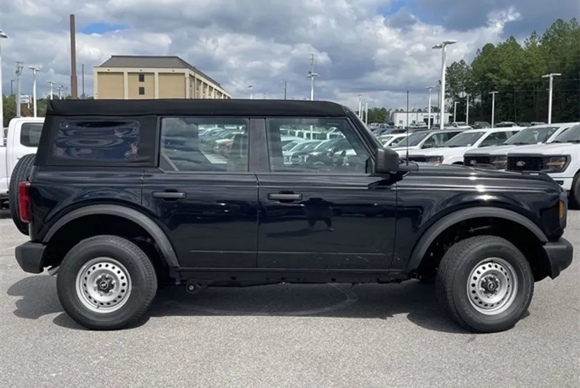 2025 Ford Bronco Base photo 1