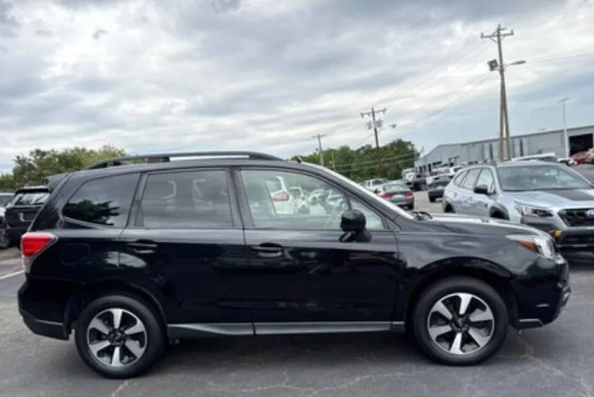 2017 Subaru Forester 2.5i Premium photo 1