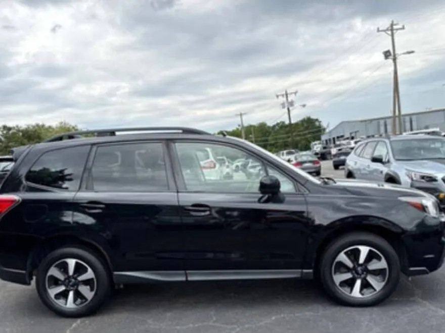 2017 Subaru Forester 2.5i Premium photo 1