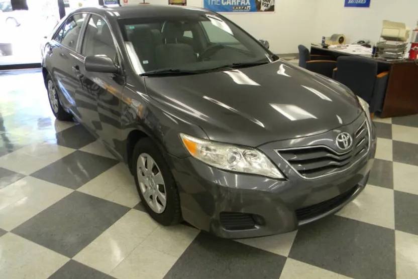 2010 Toyota Camry SE photo 1